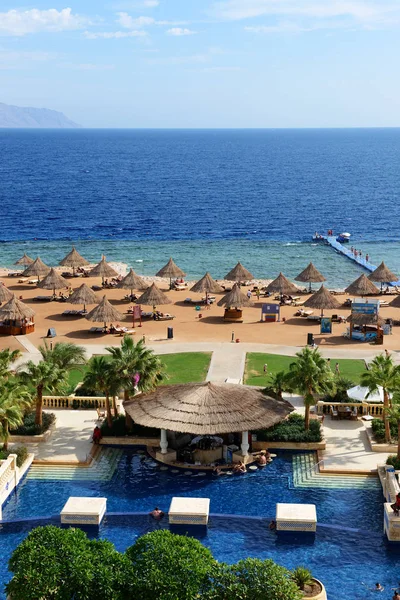SHARM EL SHEIKH, EGYPT -  NOVEMBER 30: The tourists are on vacation at popular hotel on November 30, 2012 in Sharm el Sheikh, Egypt. Up to 12 million tourists have visited Egypt in year 2012. — Stock Photo, Image