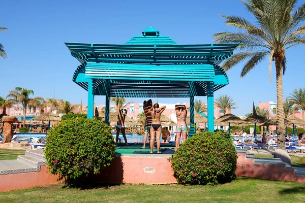 SHARM EL SHEIKH, EGITO - NOVEMBRO 29: Os turistas estão de férias no hotel popular em 29 de novembro de 2012 em Sharm el Sheikh, Egito. Até 12 milhões de turistas visitaram o Egito no ano de 2012 . — Fotografia de Stock