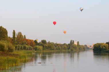 Bila Tserkva, Ukrayna - 26 Ağustos: Balonları kullanarak görünümü vardır Bila Tserkva şehirdeki Ros Nehri üzerinde 26 Ağustos 2017 yılında Bila Tserkva, Ukrayna. Balon gösterisi Ukrayna Bağımsızlık günü için özel.