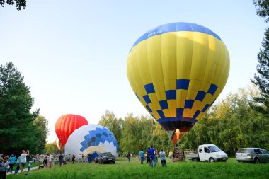 Bila Tserkva, Ukrayna - 26 Ağustos: Balonları kullanarak görünümü vardır Olexandria Park ve ziyaretçiler üzerinde 26 Ağustos 2017 yılında Bila Tserkva, Ukrayna. Balon gösterisi Ukrayna Bağımsızlık günü için özel.
