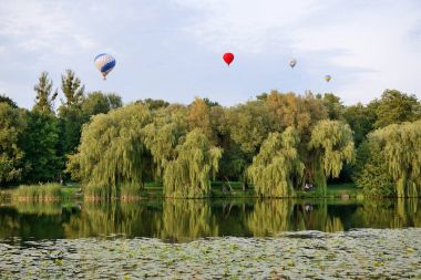 Bila Tserkva, Ukrayna - 25 Ağustos: Balonları kullanarak görünümü vardır Olexandria Park ve ziyaretçiler üzerinde 25 Ağustos 2017 yılında Bila Tserkva, Ukrayna. Balon gösterisi Ukrayna Bağımsızlık günü için özel.