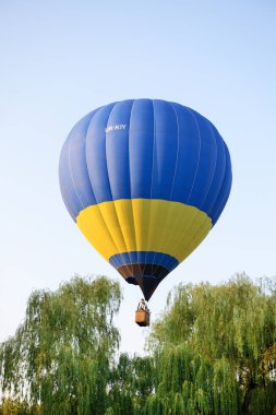 Bila Tserkva, Ukrayna - 26 Ağustos: Balonları kullanarak görünümü vardır Olexandria Park ve ziyaretçiler üzerinde 26 Ağustos 2017 yılında Bila Tserkva, Ukrayna. Balon gösterisi Ukrayna Bağımsızlık günü için özel.