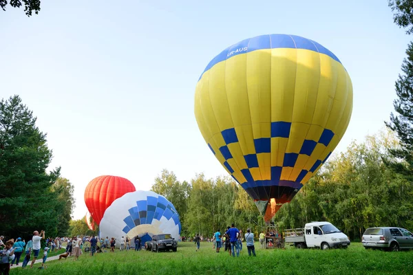 BILA TSERKVA, UKRAINE - 26 AOÛT : La vue sur les ballons est sur le parc Olexandria et les visiteurs le 26 août 2017 à Bila Tserkva, en Ukraine. Le spectacle de ballons est dédié à la fête de l'indépendance ukrainienne . — Photo