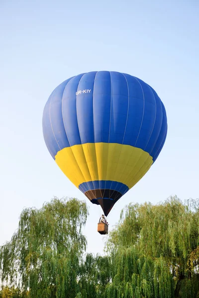 Bila Tserkva, Ukrayna - 26 Ağustos: Balonları kullanarak görünümü vardır Olexandria Park ve ziyaretçiler üzerinde 26 Ağustos 2017 yılında Bila Tserkva, Ukrayna. Balon gösterisi Ukrayna Bağımsızlık günü için özel.