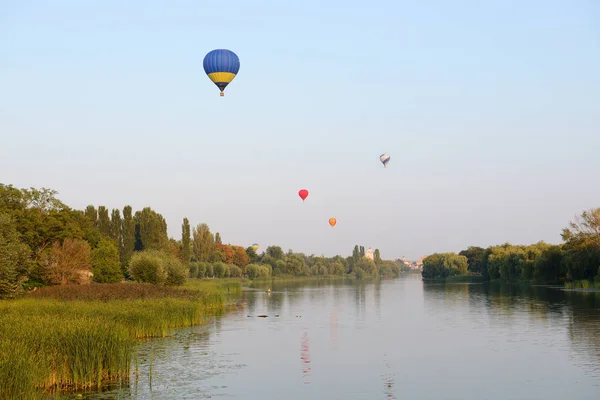 BILA TSERKVA, UKRAINE - 26 DE AGOSTO: A vista sobre os balões está sobre o rio Ros, na cidade de Bila Tserkva, em 26 de agosto de 2017, em Bila Tserkva, Ucrânia. O show de balões é dedicado ao Dia da Independência da Ucrânia . — Fotografia de Stock