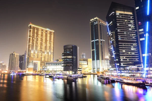Dubai, Verenigde Arabische Emiraten - 11 september: de nacht verlichting van dubai marina op 11 september 2013 in dubai, Verenigde Arabische Emiraten. het is een kunstmatige kanaal stad, gebouwd langs een traject van twee mijl (3 km) van de kustlijn van de Perzische Golf. — Stockfoto