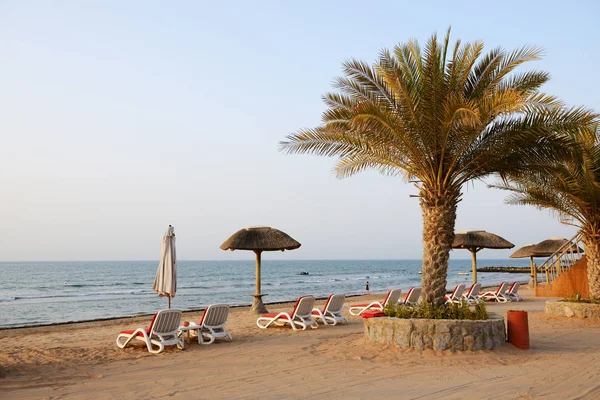 Playa del hotel de lujo al atardecer, Ras Al Khaima, Emiratos Árabes Unidos —  Fotos de Stock