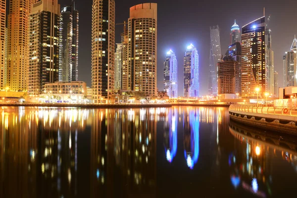 DUBAI, Emiratos Árabes Unidos - 11 de septiembre: La iluminación nocturna de Dubai Marina el 11 de septiembre de 2013 en Dubai, Emiratos Árabes Unidos. Es una ciudad artificial del canal, construida a lo largo de dos millas (3 km) de la costa del Golfo Pérsico . — Foto de Stock