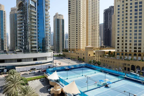 Dubaj, Spojené arabské emiráty - 12. září: tenisové kurty poblíž walk v jumeirah beach residence na 12 září 2013 v Dubaji, Spojené arabské emiráty. v městě umělý kanál délce 3 km podél Perského zálivu. — Stock fotografie