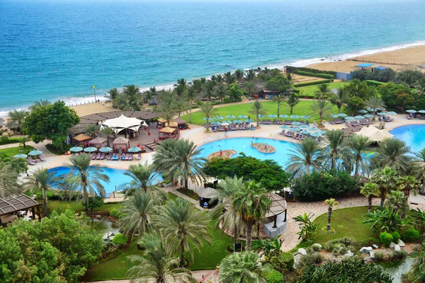 The beach and swimming pools at luxury hotel, Fujairah, UAE — Stock Photo, Image