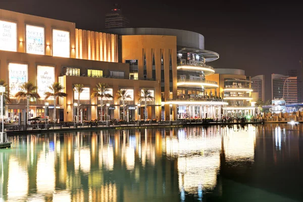ДУБАЙ, ОАЭ - 10 СЕНТЯБРЯ: Дубайский торговый центр является крупнейшим в мире торговым центром. Он расположен в комплексе Бурдж Халифа и имеет магазины в Дубае, ОАЭ. — стоковое фото