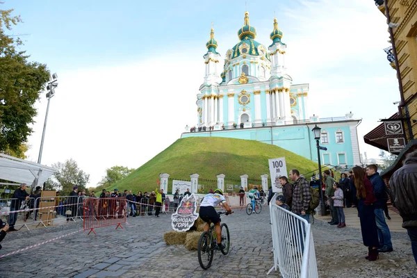 Kiev, Ukraina - 7 oktober: Är åkare på Red Bull Hill Chasers på 7 oktober 2017 i Kiev, Ukraina. Det är den uppförsbacke cykel sprinttävlingen. Äger rum i Kiev på Andriyivskyi nedstigningen — Stockfoto