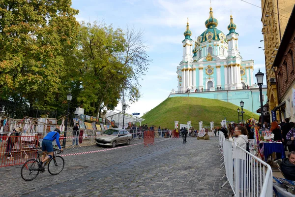 Kiev, Ukraina - 7 oktober: Är åkare på Red Bull Hill Chasers på 7 oktober 2017 i Kiev, Ukraina. Det är den uppförsbacke cykel sprinttävlingen. Äger rum i Kiev på Andriyivskyi nedstigningen — Stockfoto