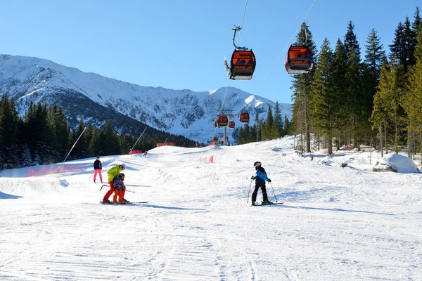 JASNA, ESLOVAQUIA - 22 DE ENERO: El snowpark, los esquiadores y el teleférico en Jasna Low Tatras. Es la estación de esquí más grande de Eslovaquia con 49 km de pistas el 22 de enero de 2017 en Jasna, Eslovaquia —  Fotos de Stock