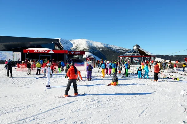 JASNA, ESLOVAQUIA - 22 DE ENERO: Los esquiadores y la estación de teleférico Chopok en Jasna Low Tatras. Es la estación de esquí más grande de Eslovaquia con 49 km de pistas el 22 de enero de 2017 en Jasna, Eslovaquia —  Fotos de Stock