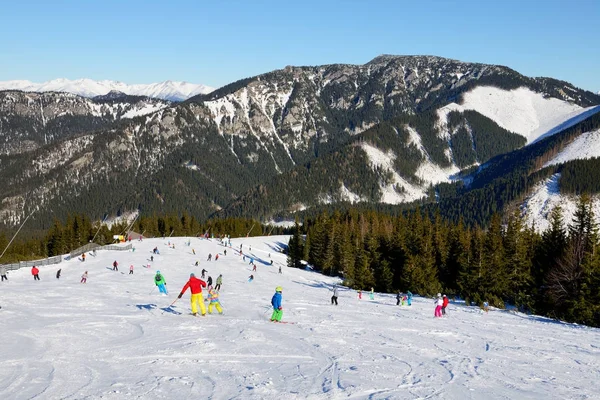 JASNA, ESLOVÁQUIA - JANEIRO 22: Os esquiadores e as fronteiras de neve estão na encosta em Jasna Low Tatras. É a maior estância de esqui na Eslováquia com 49 km de pistas em 22 de janeiro de 2017 em Jasna, Eslováquia — Fotografia de Stock