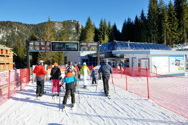 JASNA, ESLOVAQUIA - 22 DE ENERO: Los esquiadores y la estación de teleférico Lucky-Vyhliadka en Jasna Low Tatras. Es la estación de esquí más grande de Eslovaquia con 49 km de pistas el 22 de enero de 2017 en Jasna, Eslovaquia —  Fotos de Stock