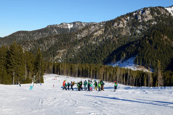 JASNA, SLOVACCHIA - 23 GENNAIO: L'allenamento scolastico degli sciatori è in pendenza a Jasna Low Tatra. È la più grande stazione sciistica della Slovacchia con 49 km di piste il 23 gennaio 2017 a Jasna, Slovacchia — Foto Stock