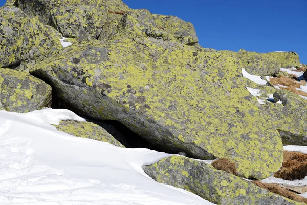 De stenen zijn in de buurt van de skipiste in Jasna lage Tatra, Slowakije — Stockfoto