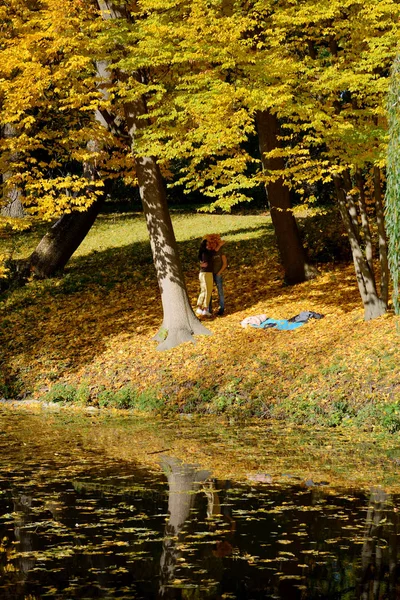 BILA TSERKVA, UKRAINE - OCTOBER 18: The visitors in Olexandria Park making selfie on October 18, 2017 in Bila Tserkva, Ukraine. More then 12 mln tourists is expected to visit Ukraine in year 2017. — Stock Photo, Image