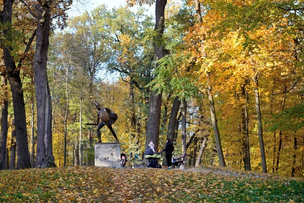 BILA TSERKVA, UKRAINE - OCTOBER 18: The visitors are in Olexandria Park on October 18, 2017 in Bila Tserkva, Ukraine. More then 12 mln tourists is expected to visit Ukraine in year 2017. — Stock Photo, Image