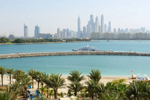 O moderno hotel de luxo na ilha de Palm Jumeirah, Dubai, Emirados Árabes Unidos — Fotografia de Stock