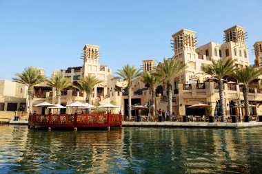 Dubai, Birleşik Arap Emirlikleri - 9 Eylül: souk madinat jumeirah görünümünü. Madinat jumeirah iki otel ve kümeleri 29 geleneksel Arap evlerinin kapsayan 9 Eylül 2013 dubai, Birleşik Arap Emirlikleri