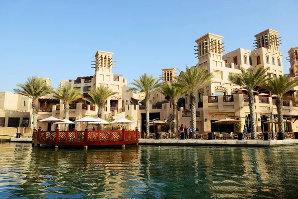 DUBAI, UAE - SEPTEMBER 9: View of the Souk Madinat Jumeirah. Madinat Jumeirah encompasses two hotels and clusters of 29 traditional Arabic houses on September 9, 2013 in Dubai, UAE — Stock Photo, Image