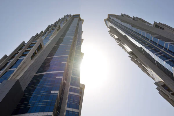 Dubai, Ηνωμένα Αραβικά Εμιράτα - 10 Σεπτεμβρίου: Η θέα στους δύο πύργους του ξενοδοχείου Jw Marriott Marquis Dubai στις 10 Σεπτεμβρίου 2013 στο Ντουμπάι, Ηνωμένα Αραβικά Εμιράτα. Είναι το ψηλότερο ξενοδοχείο του κόσμου. — Φωτογραφία Αρχείου