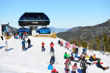 Jasna, Slovakya - 23 Ocak: Kayakçı ve Jasna düşük Tatras teleferik istasyonu. 23 Ocak 2017 Jasna, Slovakya pistes 49 km ile en büyük kayak merkezi Slovakya açıktır