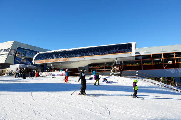 JASNA, SLOVAKIA - JANUARY 22:  The skiers and Brhliska cableway station in Jasna Low Tatras. It is the largest ski resort in Slovakia with 49 km of pistes on January 22, 2017 in Jasna, Slovakia — Stock Photo, Image