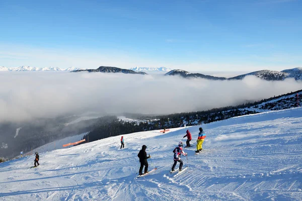 Skidåkarna finns på sluttningen och dimma i Jasna låga Tatrabergen, Slovakien — Stockfoto