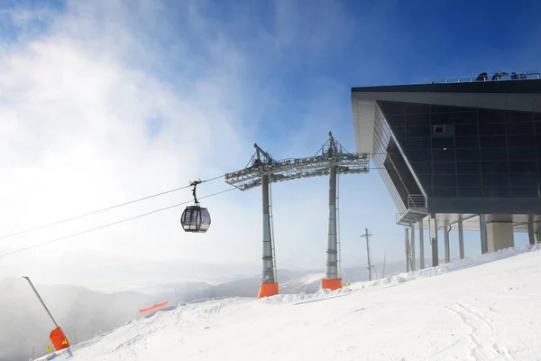 Jasna, Slovakya - 23 Ocak: Jasna düşük Tatras Chopok Rotunda teleferik istasyonu. 23 Ocak 2017 Jasna, Slovakya pistes 49 km ile en büyük kayak merkezi Slovakya açıktır — Stok fotoğraf