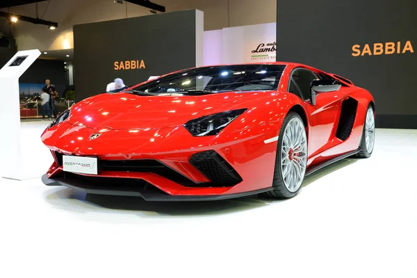 Dubai, Uae - November 17-én: A luxus Lamborghini Aventador S Coupe sportkocsi van a Dubai Motor Show 2017 2017. November 17. — Stock Fotó