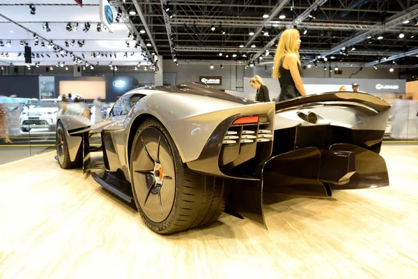 Дубаї, ОАЕ - 18 листопада: Астон Мартін Валькірія гібридний електричний спортивний автомобіль знаходиться на Дубай Мотор шоу 2017 року на 18 листопада 2017 — стокове фото
