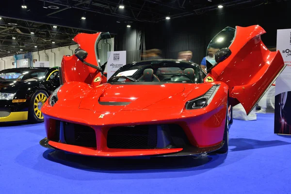 DUBAI, UAE - NOVEMBER 18: The Ferrari LaFerrari sportscar is on Boulevard of Dreams on Dubai Motor Show 2017 on November 18, 2017 — Stock Photo, Image