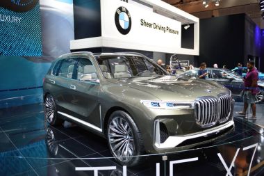 Dubai, Birleşik Arap Emirlikleri - 17 Kasım: Bmw konsept X7 iperformance Dubai Motor Show 2017 üzerinde 17 Kasım 2017 üzerinde olduğunu 