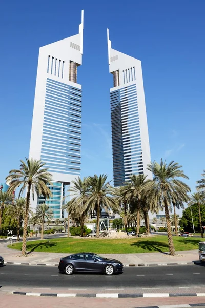 Dubai, Birleşik Arap Emirlikleri - 19 Kasım: Emirates Towers ve Tesla Model S elektrikli otomobil üzerinde 19 Kasım 2017. Emirates Towers karmaşık üzerinde 570.000 m2 ayarla — Stok fotoğraf