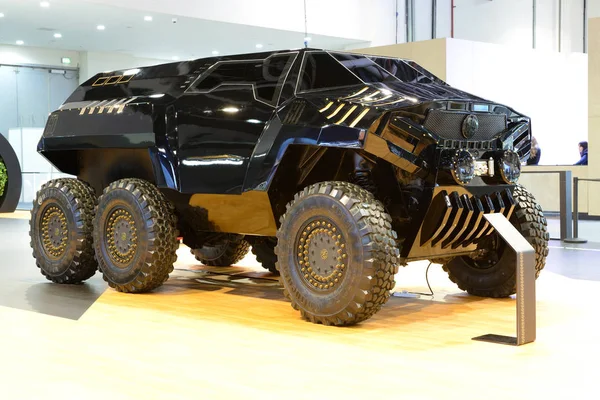 DUBAI, Emirati Arabi Uniti - 17 NOVEMBRE: La lussuosa Devel Sixty off-road car è al Dubai Motor Show 2017 il 17 novembre 2017 — Foto Stock