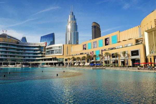 DUBAI, Emiratos Árabes Unidos - 19 de noviembre: El Dubai Mall es el centro comercial más grande del mundo. Se encuentra en el complejo Burj Khalifa y tiene 1200 tiendas en el interior el 19 de noviembre de 2017 — Foto de Stock