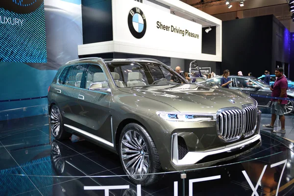 DUBAI, Emirados Árabes Unidos - NOVEMBRO 17: O BMW Concept X7 iPerformance está no Dubai Motor Show 2017 em novembro 17, 2017 — Fotografia de Stock