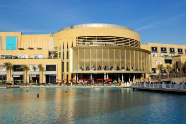 Dubai, Birleşik Arap Emirlikleri - 19 Kasım: The Dubai Mall dünyanın en büyük alışveriş merkezidir. Uluslararası Dubai Kongre ve Sergi Sarayı içinde karmaşık bulunur ve 19 Kasım 2017 üzerinde 1200 mağaza içinde vardır