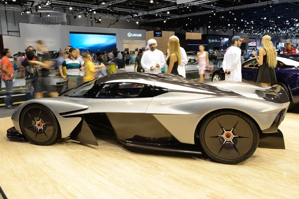 DUBAI, Emirados Árabes Unidos - NOVEMBRO 18: O carro esportivo elétrico híbrido Aston Martin Valkyrie está no Dubai Motor Show 2017 em 18 de novembro de 2017 — Fotografia de Stock