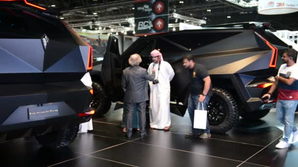 ドバイ アラブ首長国連邦 Karlmann 王の車はドバイ モーター ショー 2017 2017 — ストック動画