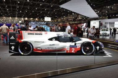 DUBAI, BAE - 17 Kasım 2017 'de Dubai Motor Show 2017' de Porsche 919 Hybrid sportscar bulunmaktadır.