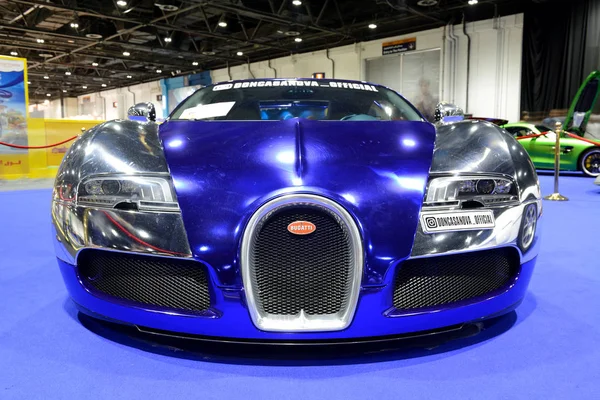 DUBAI, UAE - NOVEMBER 18: The Bugatti Veyron sportscar is on Boulevard of Dreams on Dubai Motor Show 2017 on November 18, 2017 — Stock Photo, Image