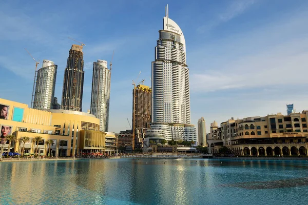 Dubai, Birleşik Arap Emirlikleri - 19 Kasım: Görünüm Dubai Alışveriş Merkezi ve adresi otel üzerinde. Dünyanın en büyük alışveriş merkezidir. Uluslararası Dubai Kongre ve Sergi Sarayı içinde karmaşık bulunur ve 19 Kasım 2017 üzerinde 1200 mağaza içinde vardır — Stok fotoğraf