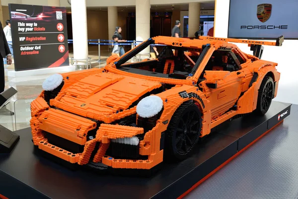 DUBAI, Émirats Arabes Unis - 17 NOVEMBRE : La Porsche GT 3RS fabriquée par Lego sera au Salon de Dubaï le 17 novembre 2017 — Photo