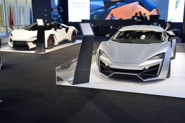 Dubai, Birleşik Arap Emirlikleri - 17 Kasım: Wmotors Lycan ve Fenyr hypersport arabalar olduğunu Dubai Motor Show 2017 üzerinde 17 Kasım 2017 