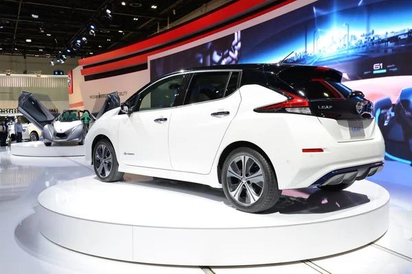 ДУБАЙ, ОАЭ - 18 НОЯБРЯ: Новый электромобиль Nissan 2018 Leaf появится на автосалоне в Дубае 18 ноября 2017 года — стоковое фото